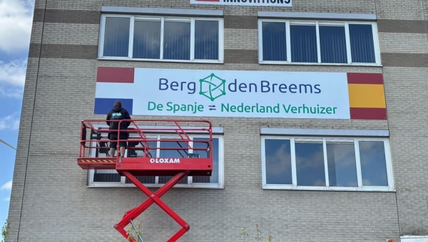 Nieuw gevelbord zichtbaar vanaf de snelweg A12